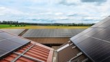 Landwirt Peter Metzger hat auf den Dächern seiner Betriebsgebäude in drei Etappen PV-Anlagen installiert. Die Gesamtleistung liegt bei 130 kWp. Rund die Hälfte der Produktionsmenge wird auf dem Betrieb als Eigenstrom genutzt.