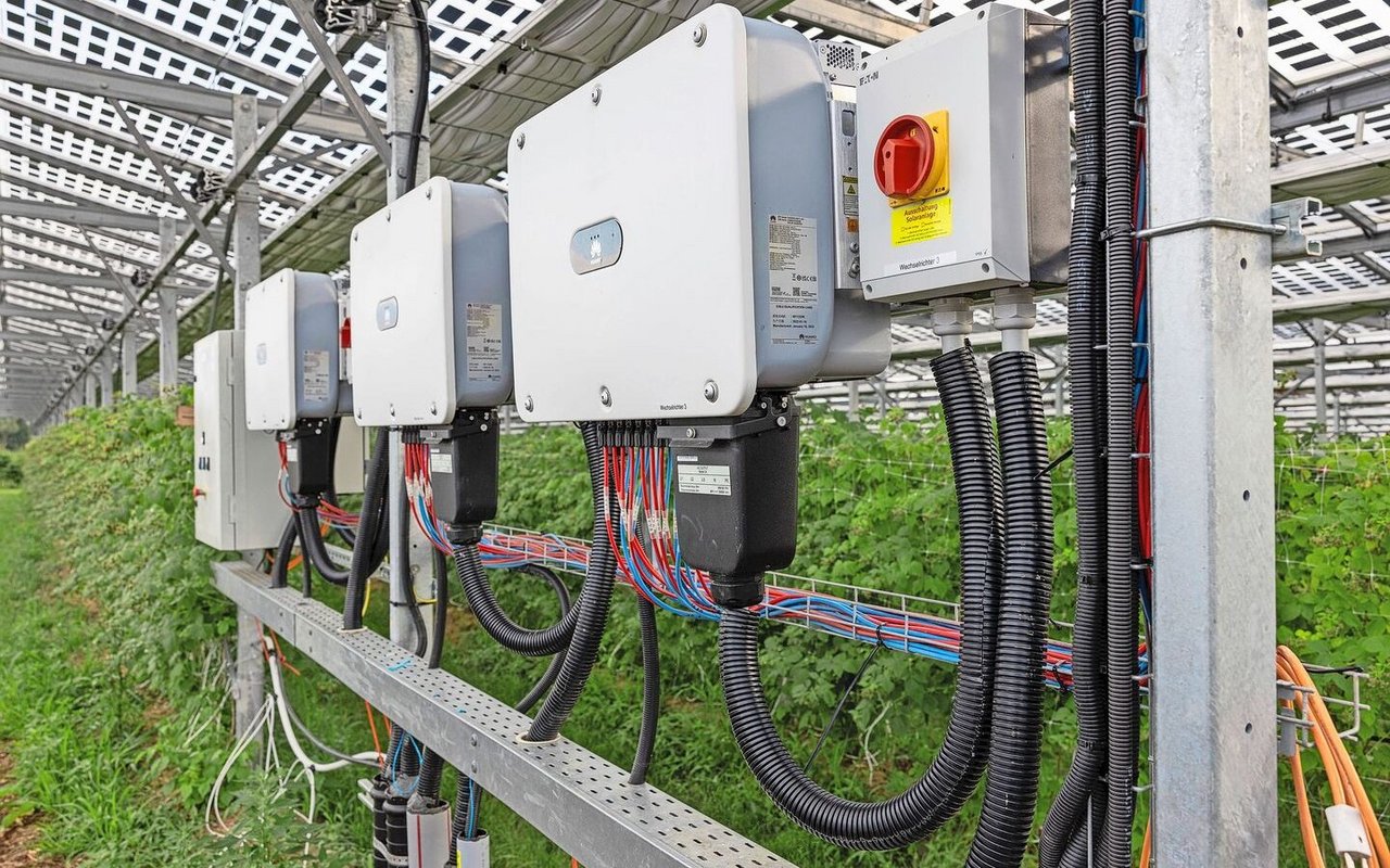 Der Gleichstrom der Panels fliesst in Wechselrichter in der Anlage und dann als Wechselstrom in eine Netzanschlussleitung, die Heinz Schmid auf eigene Kosten gebaut hat.