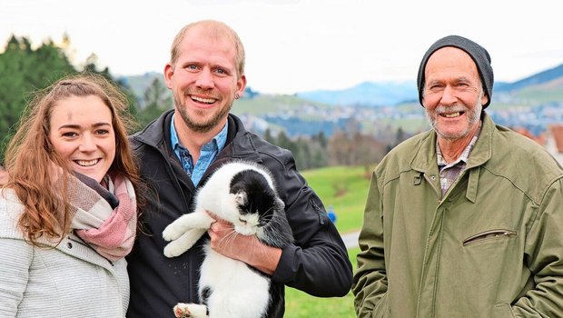 Sandra Graf und Matthias Kern (mit Katze) pachteten 2024 den Landwirtschaftsbetrieb «Hof Langenegg» von Hansueli Zähner (rechts). Kern und Zähner lernten sich über die Stiftung zur Erhaltung bäuerlicher Familienbetriebe kennen. 