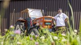 Roman Schäfli mit seinem Traumtraktor, dem Fiat 600. (Bild: «die grüne» / Gian Vaitl)