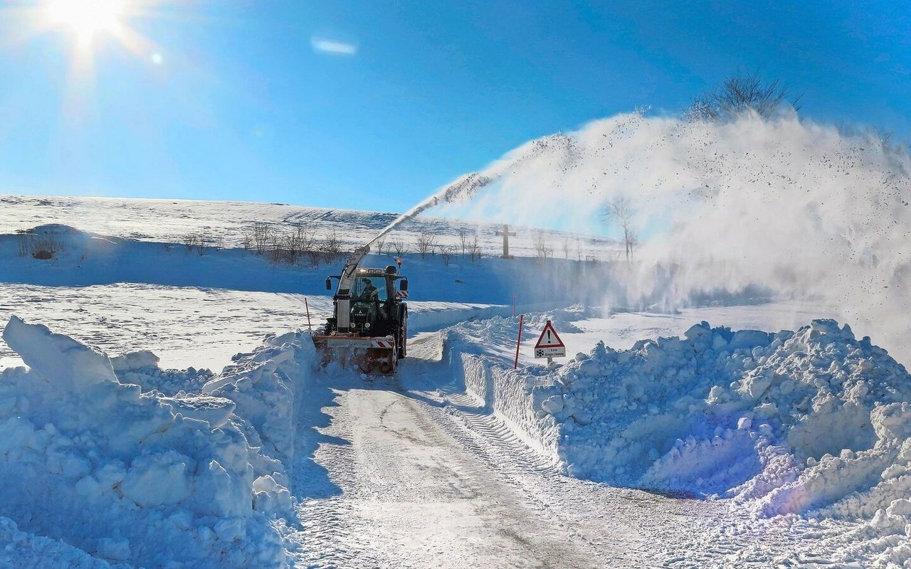 Wenn der Schneepflug nicht mehr weiterkommt, übernimmt die Schneeschleuder. Sie schafft auch grosse Schneemassen mit Leichtigkeit.