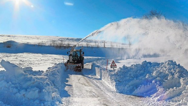 Wenn der Schneepflug nicht mehr weiterkommt, übernimmt die Schneeschleuder. Sie schafft auch grosse Schneemassen mit Leichtigkeit.